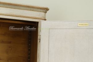 Armadietto da camera in legno massello dipinto a mano stile classico